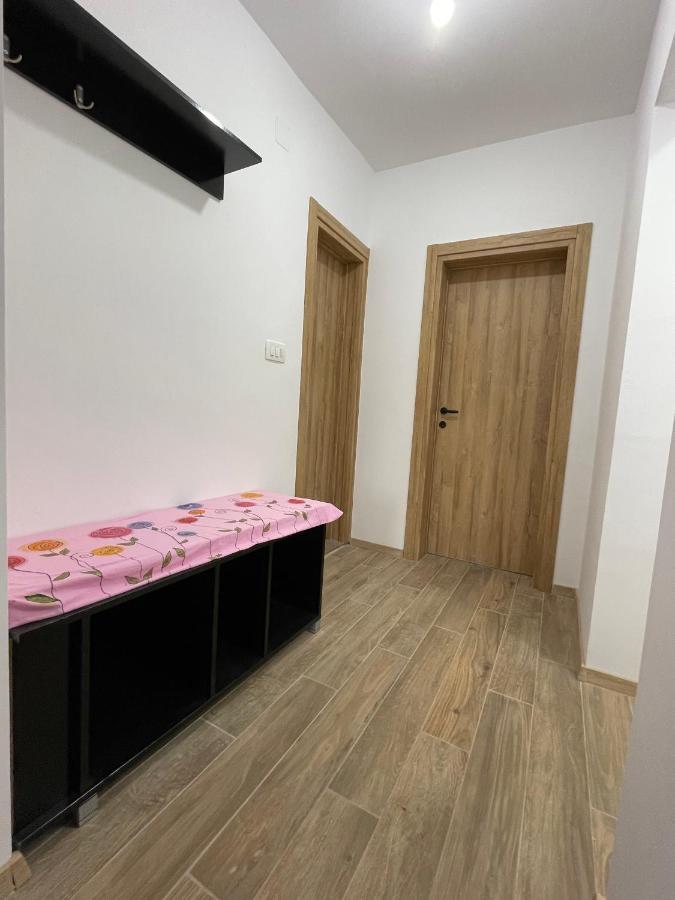 Entire Spacious Apartment With Free Parking Podgorica Esterno foto