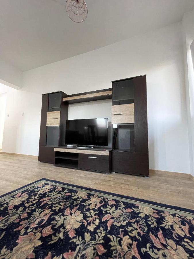Entire Spacious Apartment With Free Parking Podgorica Esterno foto