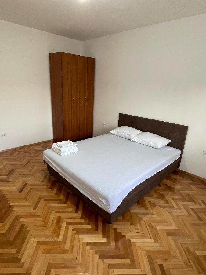 Entire Spacious Apartment With Free Parking Podgorica Esterno foto